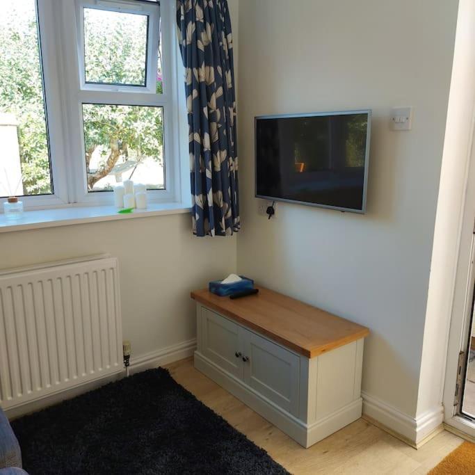 Cheerful, Cosy, One Bedroom Home With Patio And Parking Newbury  Exterior foto