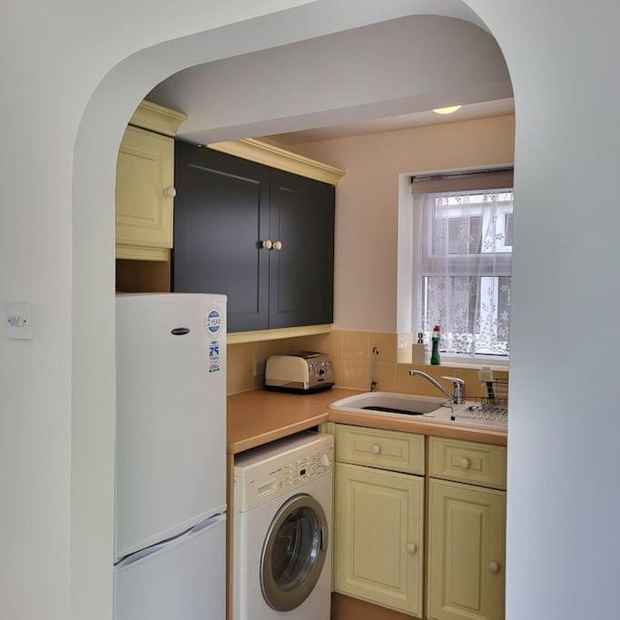 Cheerful, Cosy, One Bedroom Home With Patio And Parking Newbury  Exterior foto