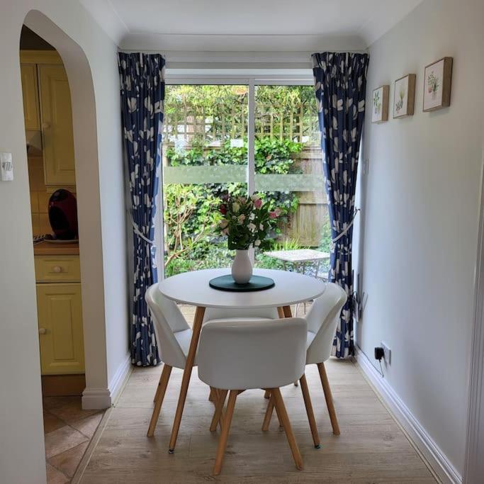 Cheerful, Cosy, One Bedroom Home With Patio And Parking Newbury  Exterior foto